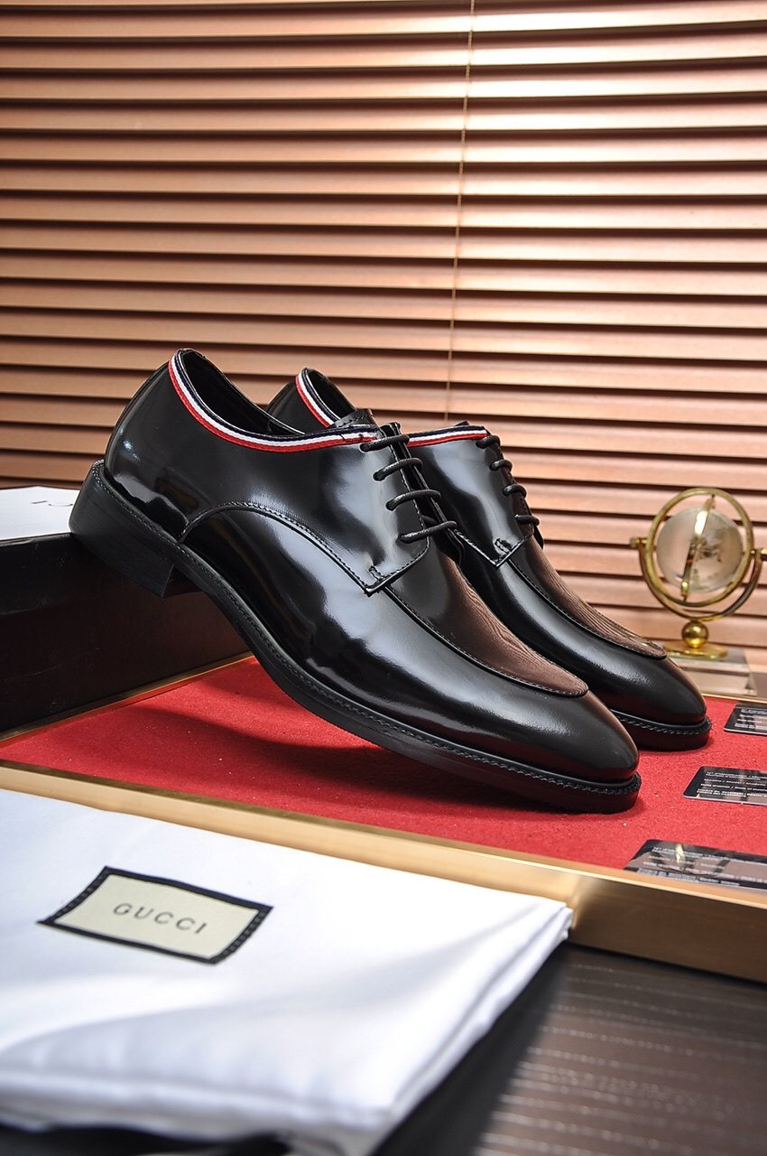 Gucci Polished Lace-Up Dress Shoes — front