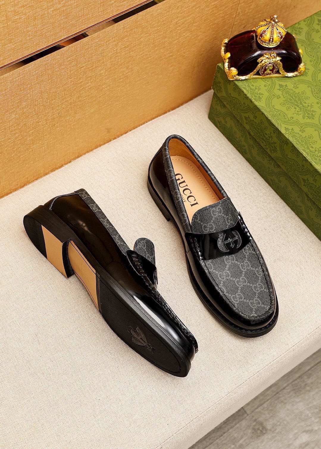 微商相册测试鞋子-Gucci Black Patent Monogram Loafers — side
