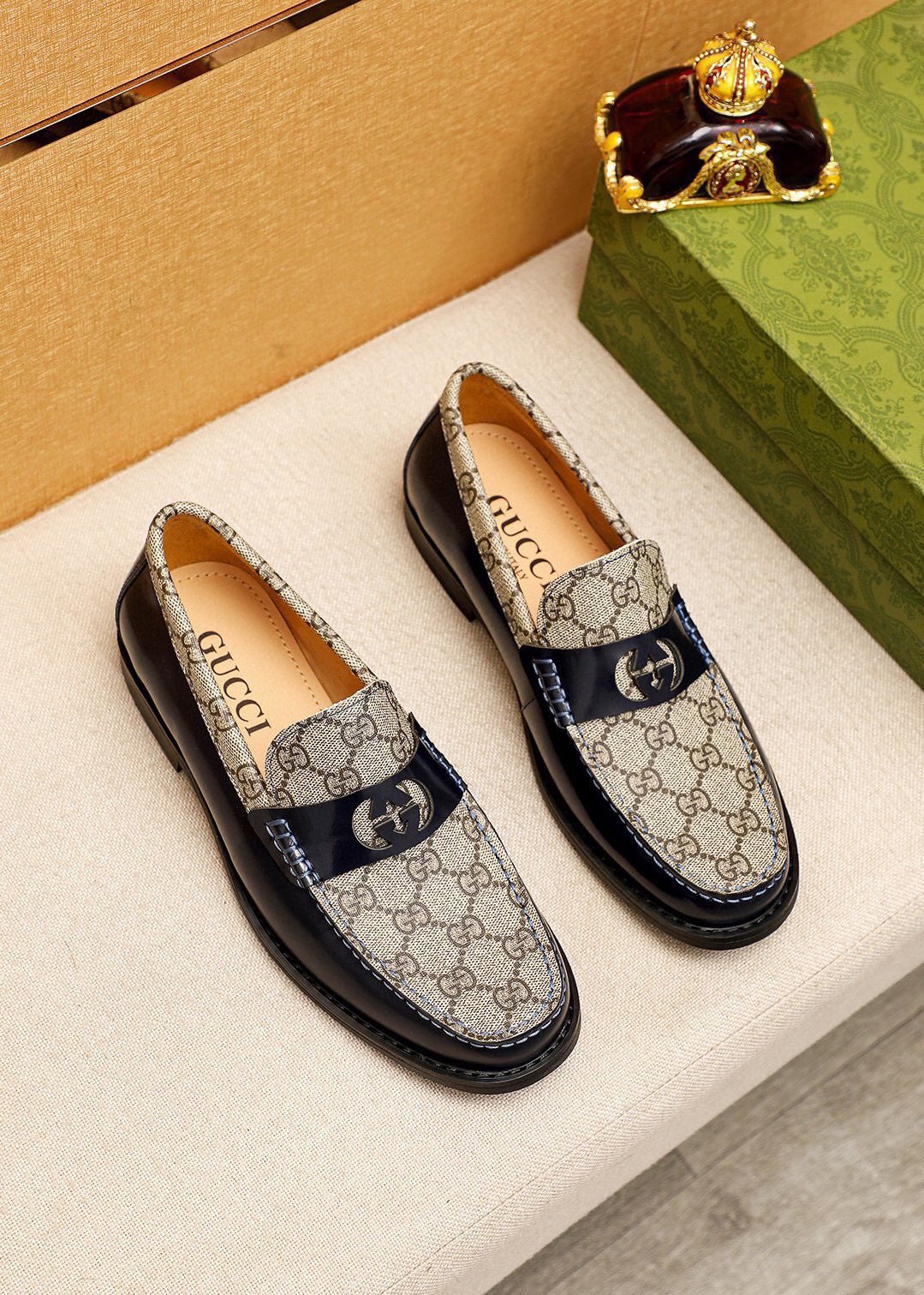 微商相册测试鞋子-Gucci Black Patent Monogram Loafers — front