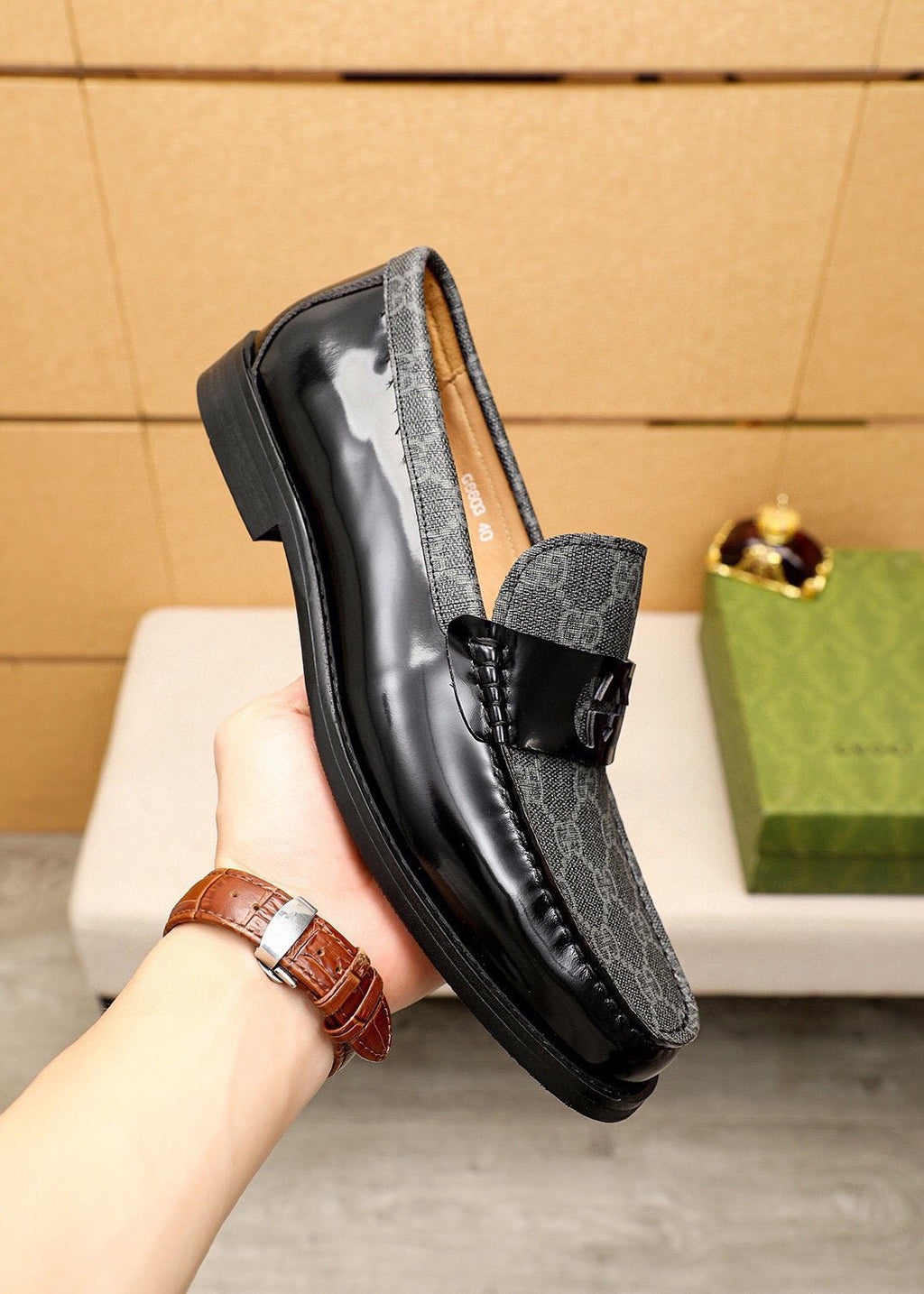 微商相册测试鞋子-Gucci Black Patent Monogram Loafers — model