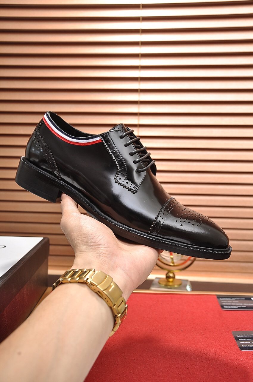 Gucci Black Burgundy Trim Lace-Up Dress Shoes — model