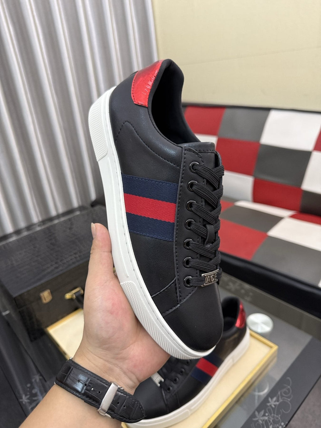Gucci Stripe Low-Top Sneakers — model