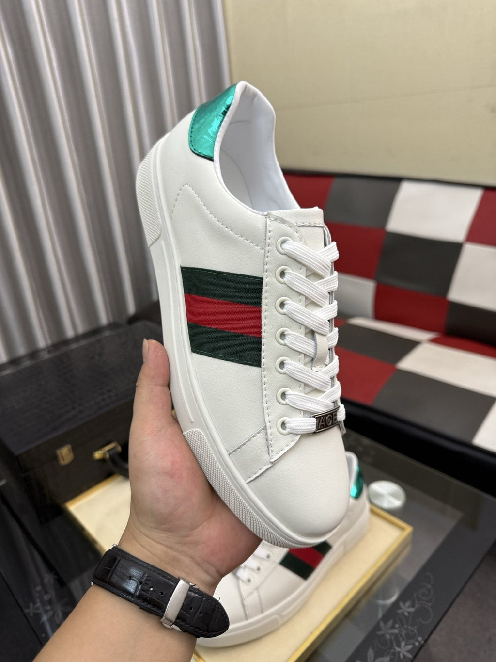 Gucci Stripe Low-Top Sneakers — model