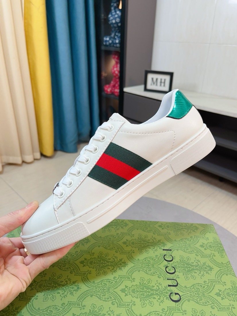Gucci Stripe Low-Top Sneakers — model