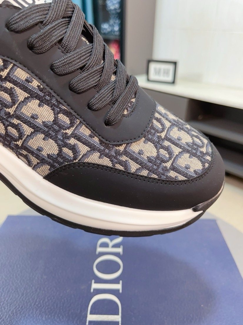 Dior Patterned Low-Top Sneakers — detail