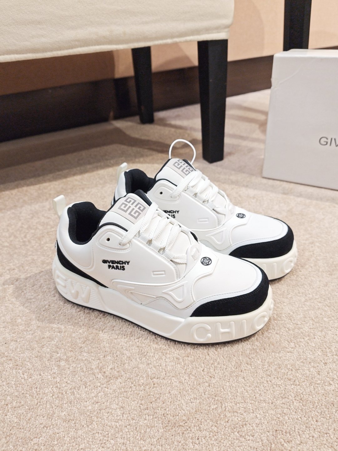 Givenchy Logo Low-Top Sneakers — front