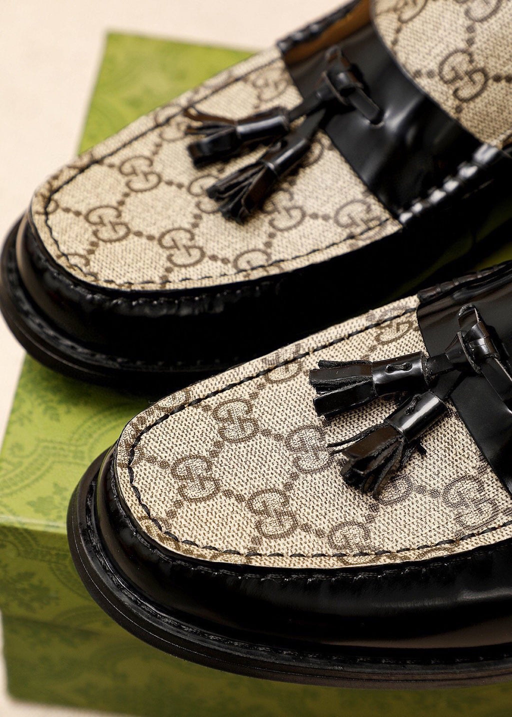 微商相册测试鞋子-Gucci Tassel Monogram Loafers — detail