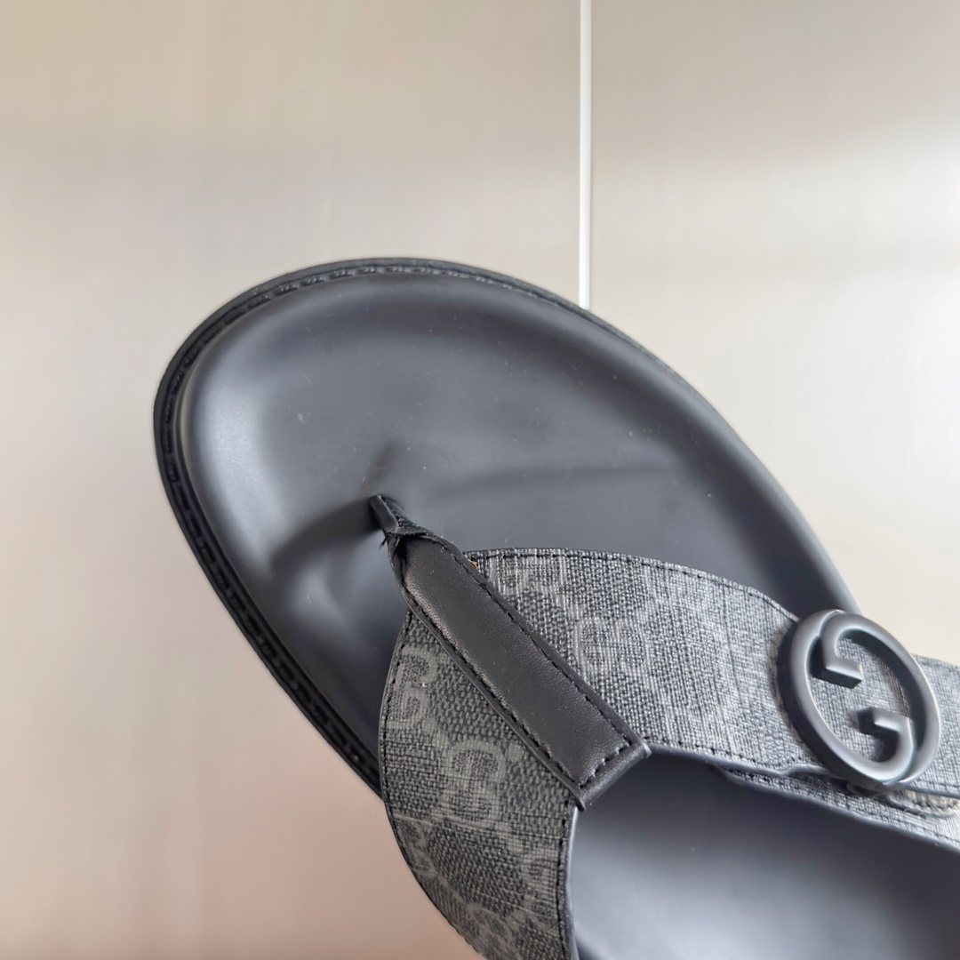 Gucci Black and Gray Monogram Toe-Post Sandals — detail