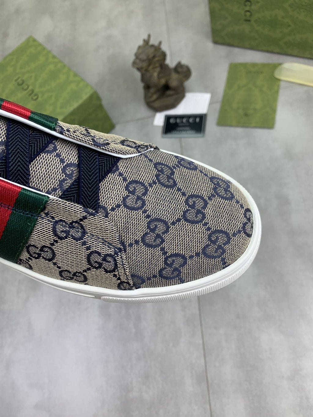 微商相册测试鞋子-Gucci Monogram Stripe Slip-On Sneakers — detail