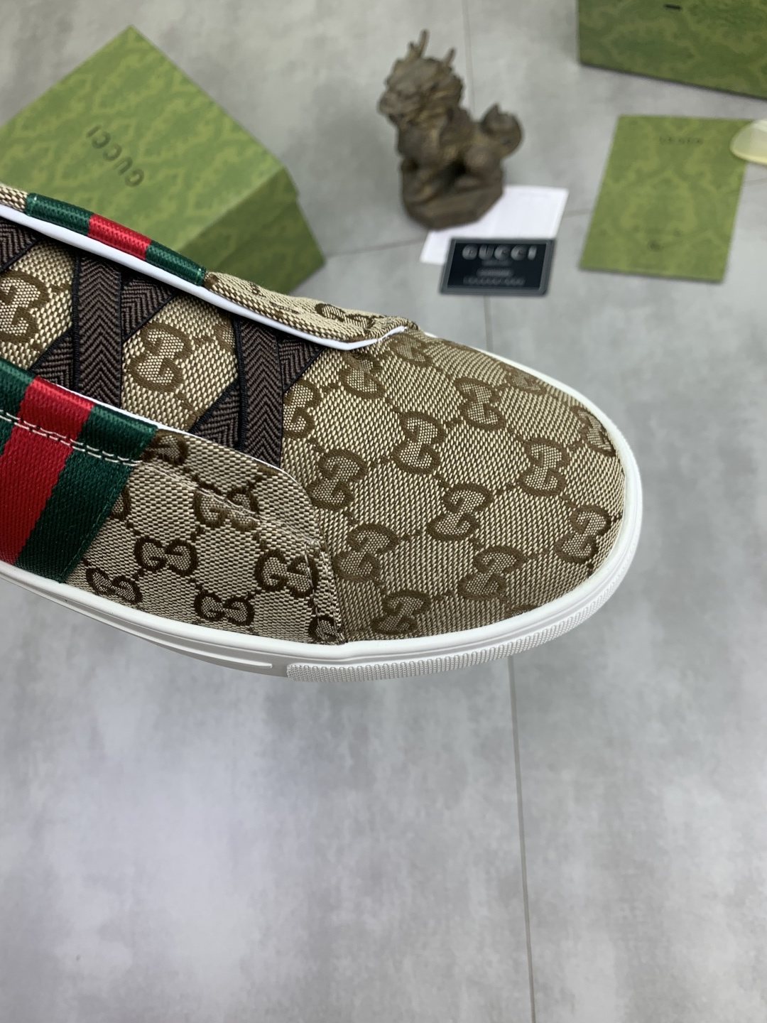 微商相册测试鞋子-Gucci Monogram Stripe Slip-On Sneakers — detail