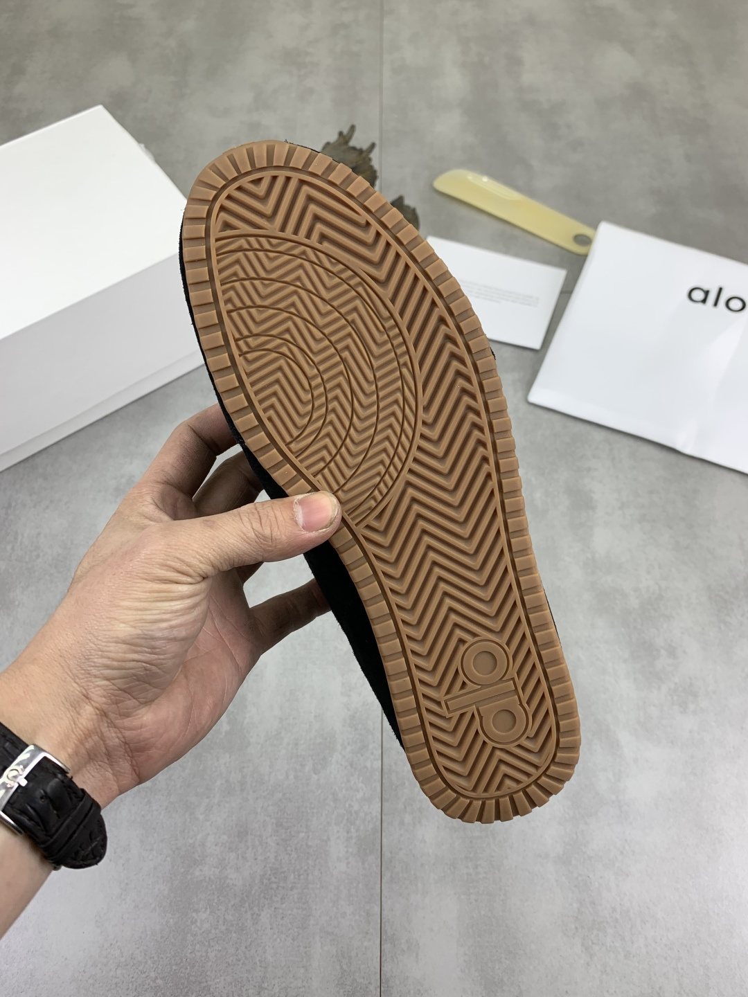 微商相册测试鞋子-Alo Gum Sole Low-Top Sneakers — side
