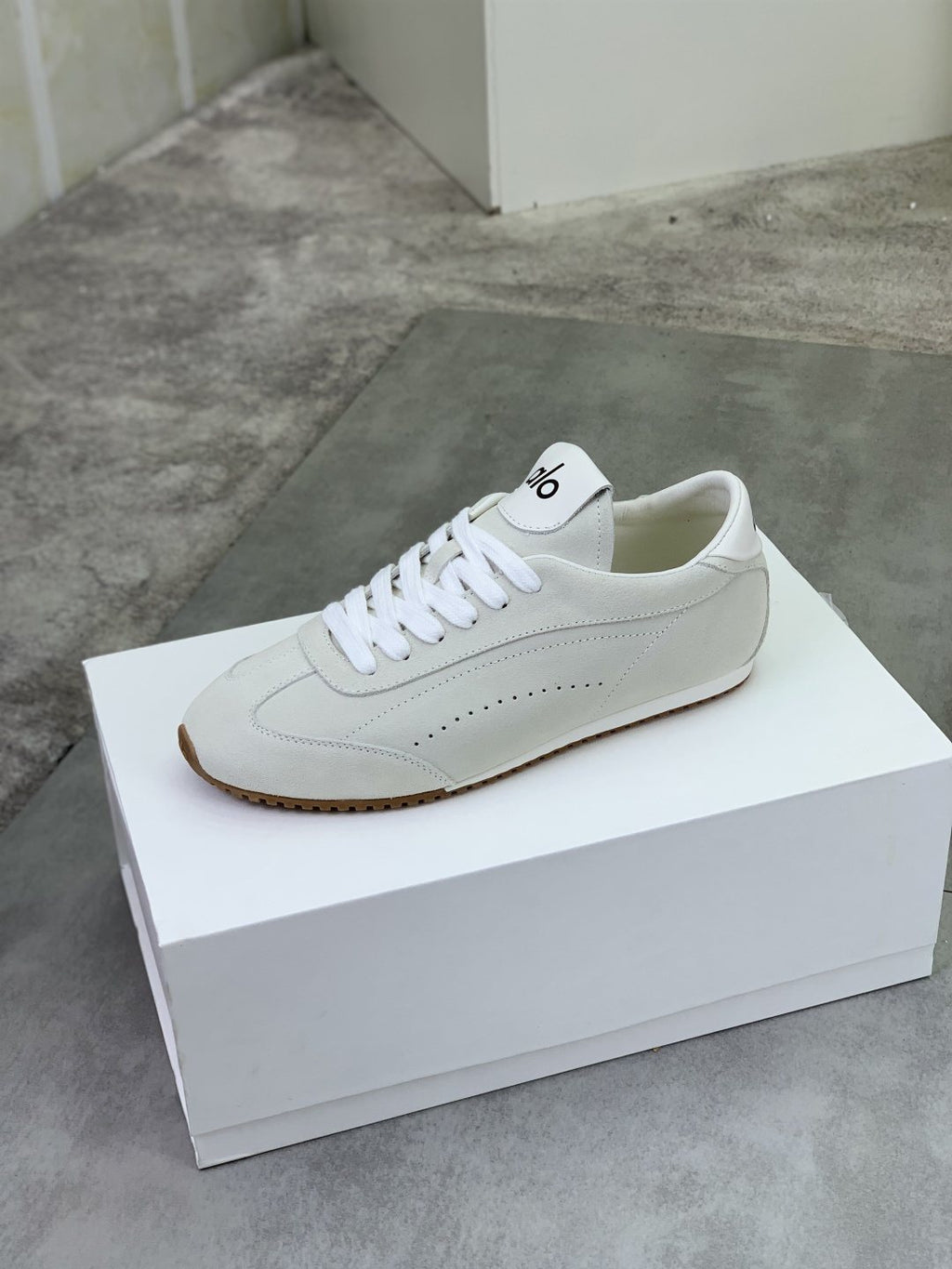 微商相册测试鞋子-Alo Gum Sole Low-Top Sneakers — front