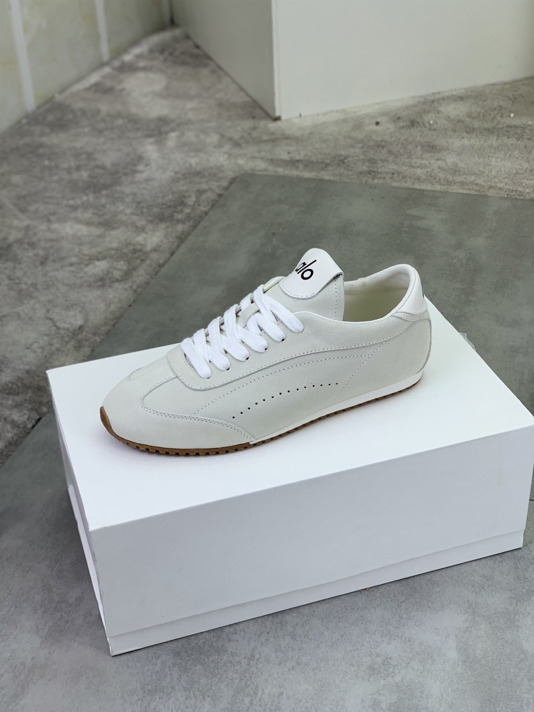 微商相册测试鞋子-Alo Gum Sole Low-Top Sneakers — front