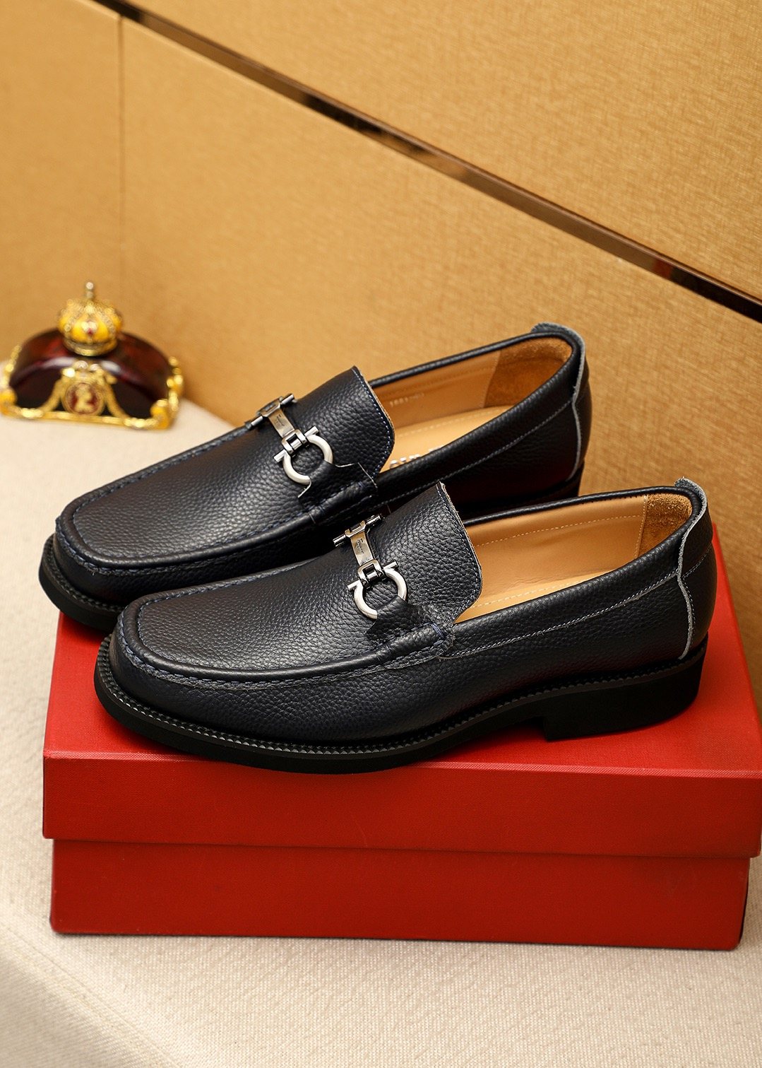 Ferragamo Black Pebble-Grain Bit Loafers — front