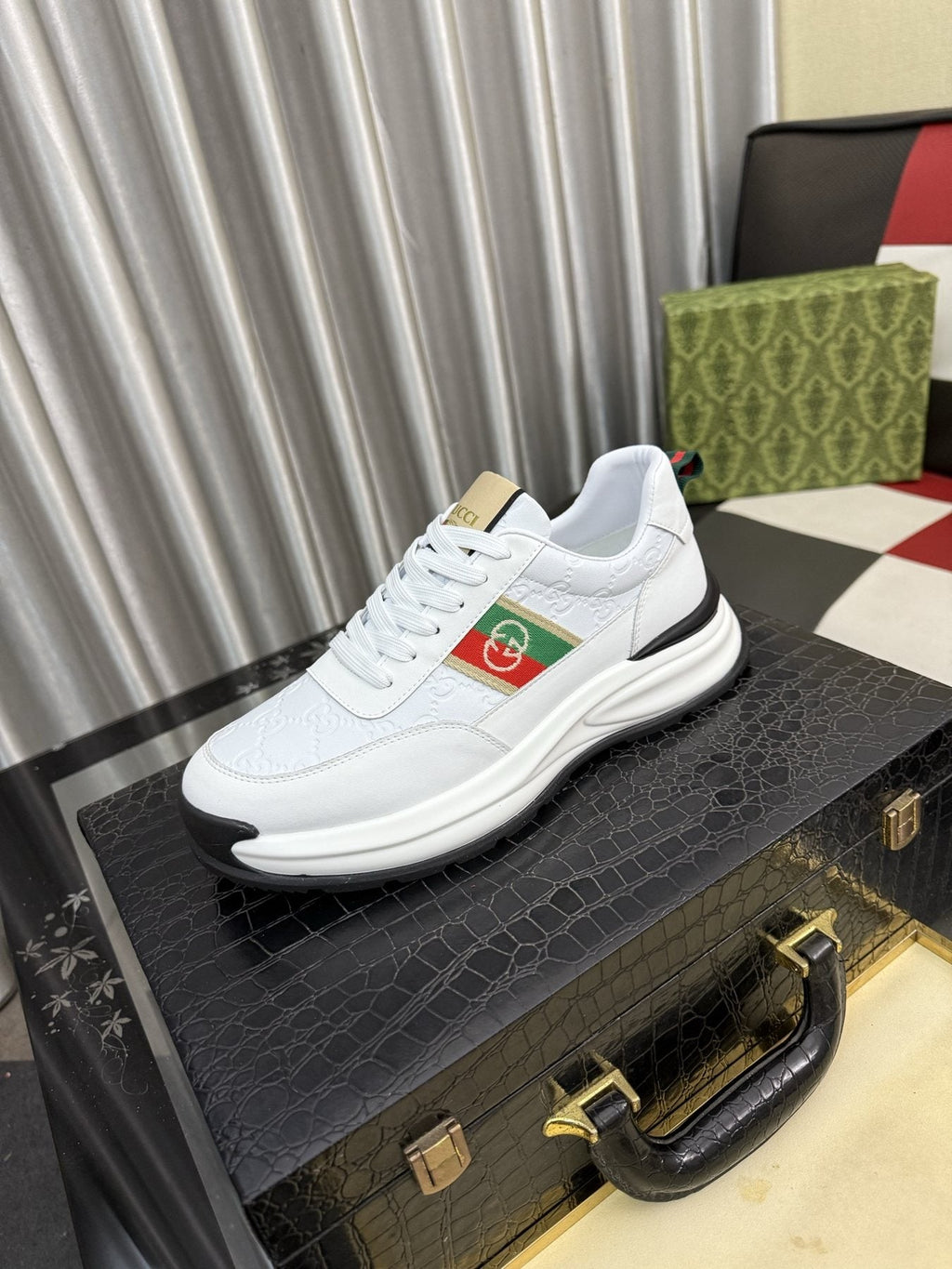 Gucci Green and Red Stripe Low-Top Sneakers — front