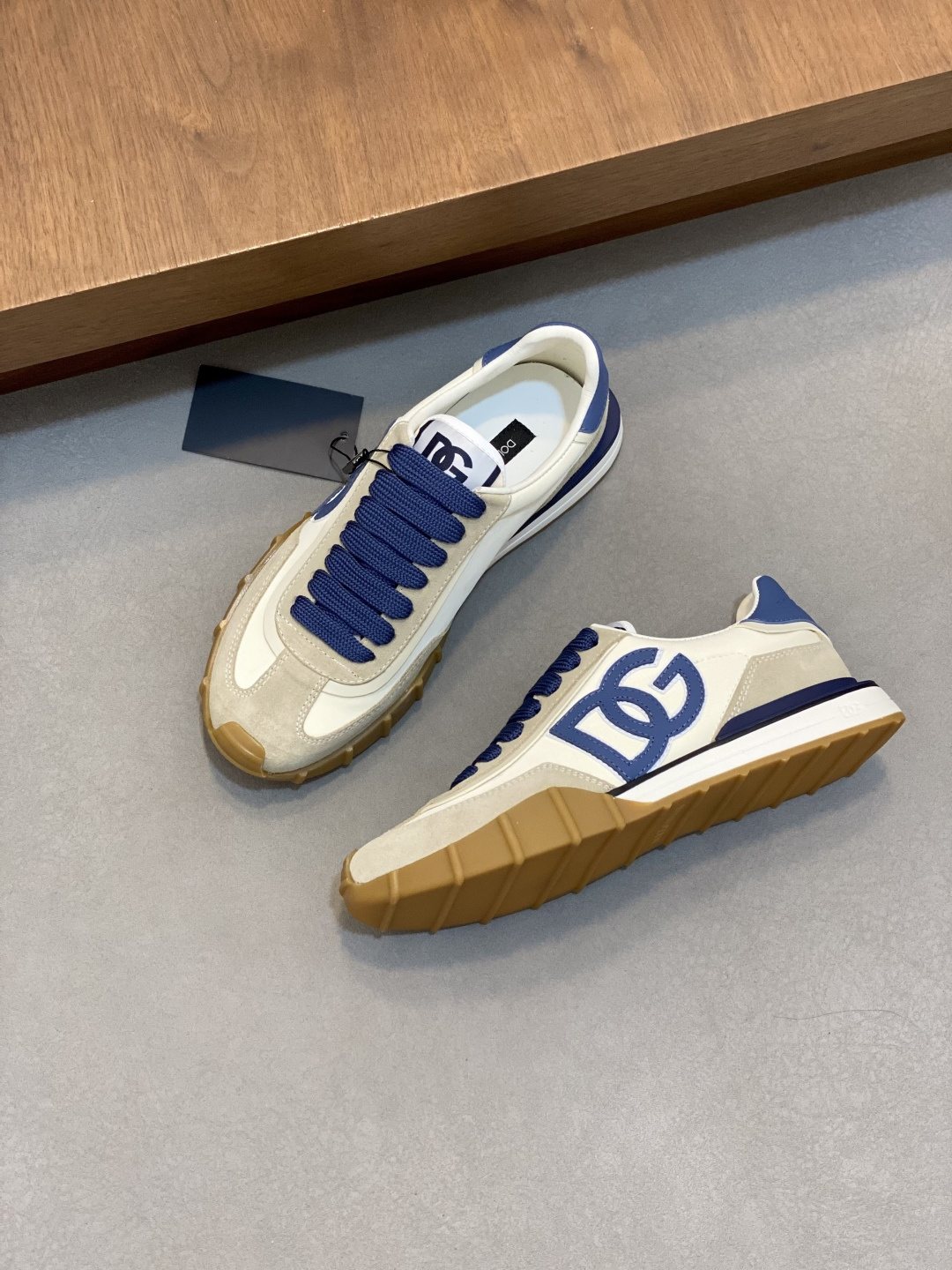 Dolce & Gabbana Low-Top Leather Sneakers — front