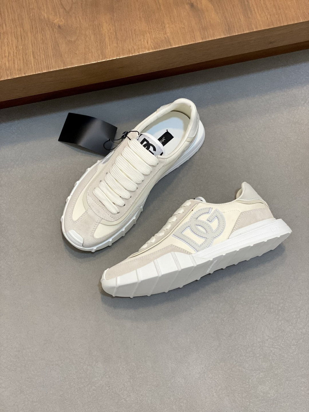 Dolce & Gabbana Low-Top Leather Sneakers — front